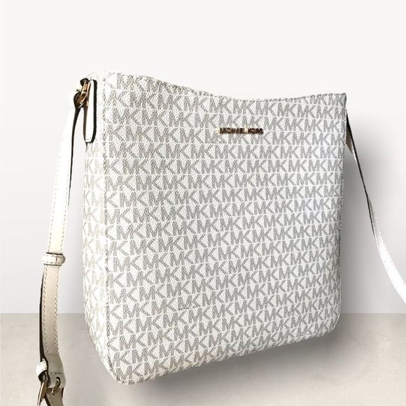 Michael Kors Handbags - Sold 🔈 FLASH SALE - Michael Kors Purse - Jet set travel LG messenger